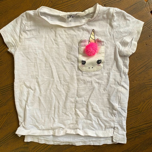 🌸3/$10🌸 H&M unicorn pocket T shirt - Picture 1 of 2
